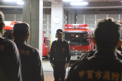 消防団年末特別警戒で挨拶する市長